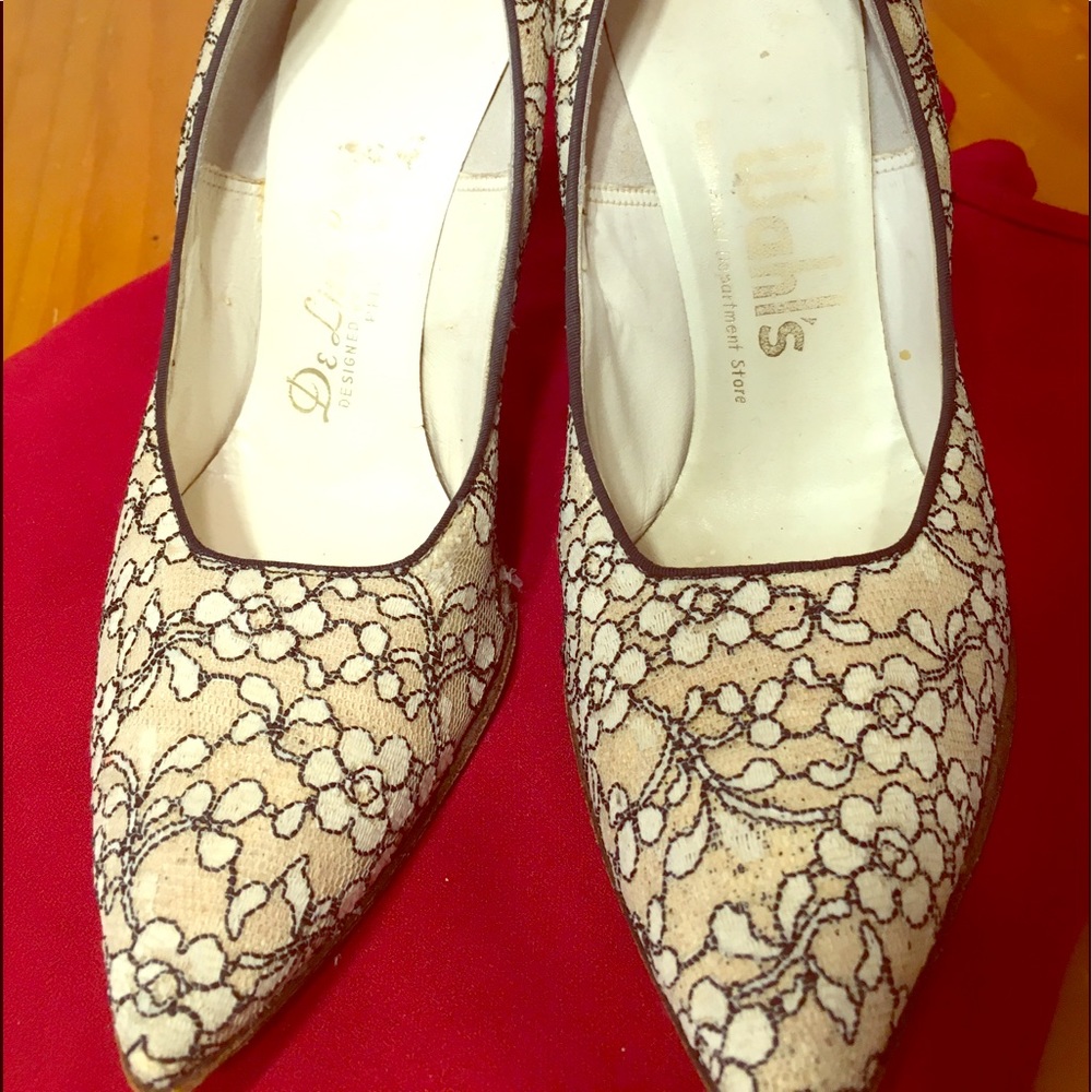 Flower pattern, textured pump